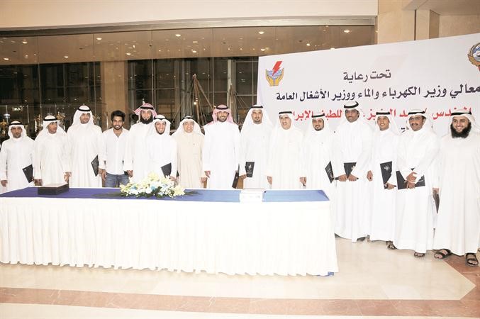 م عبد العزيز الابراهيم في صورة جماعية مع عدد من المكرمين﻿