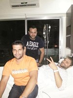  ميشال قزي في المستشفى مع اصدقائه﻿