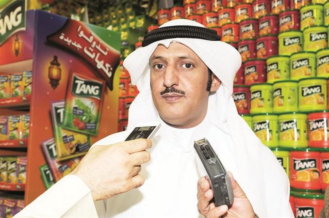 ناصر العازمي متحدثا للصحافيين