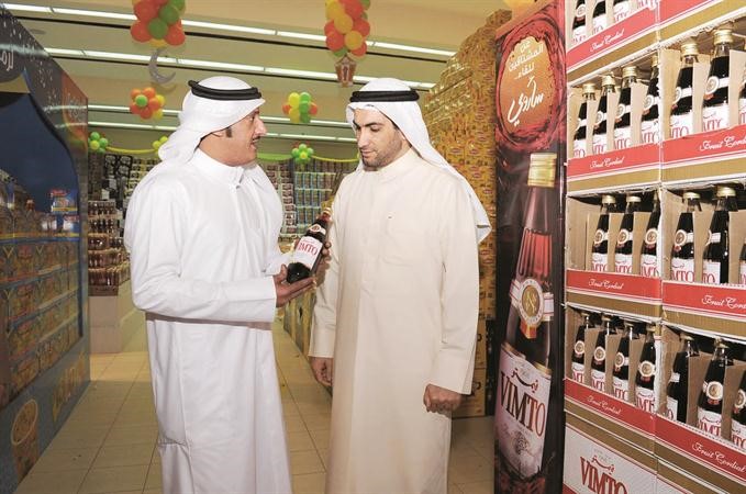 ناصر العازمي متحدثا الى الزميل محمد راتب عن الاصناف المشمولة بالتخفيضات