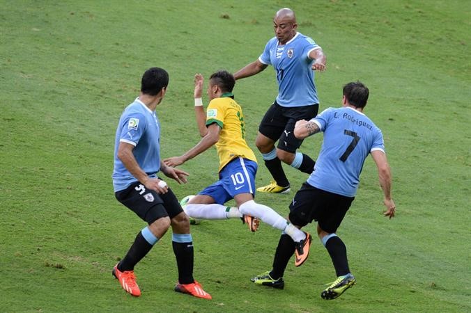 نجم البرازيل نيمار محاصر بين لاعبي الاوروغواي 