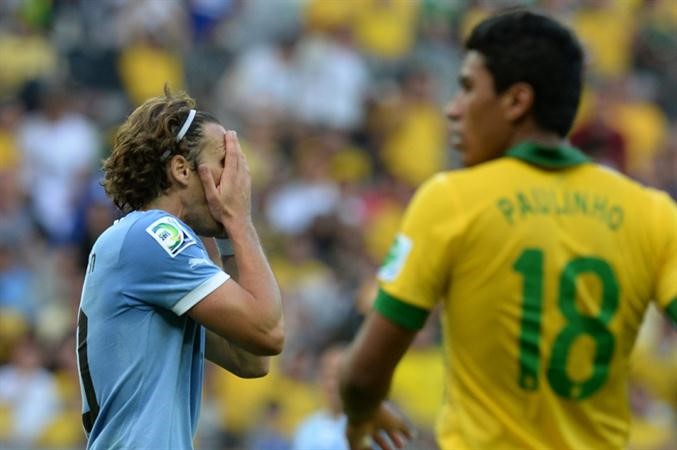 دييغو فورلان حزين بعد اضاعة ركلة الجزاء ويبدو منقذالسامبا باولينيو