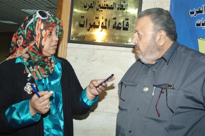 فيصل القناعي متحدثا للزميلة هناء السيد