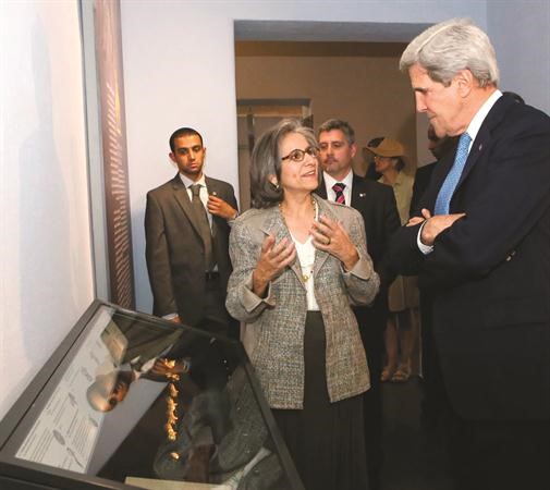كيري يستمع لشرح من الشيخة حصة ﻿