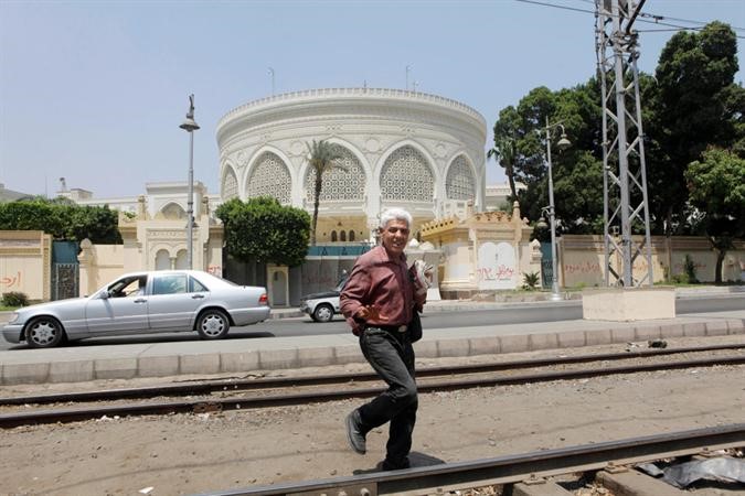 مواطن مصري يمر من امام قصر الاتحادية امس قبيل تظاهرات 30 يونيو اب 