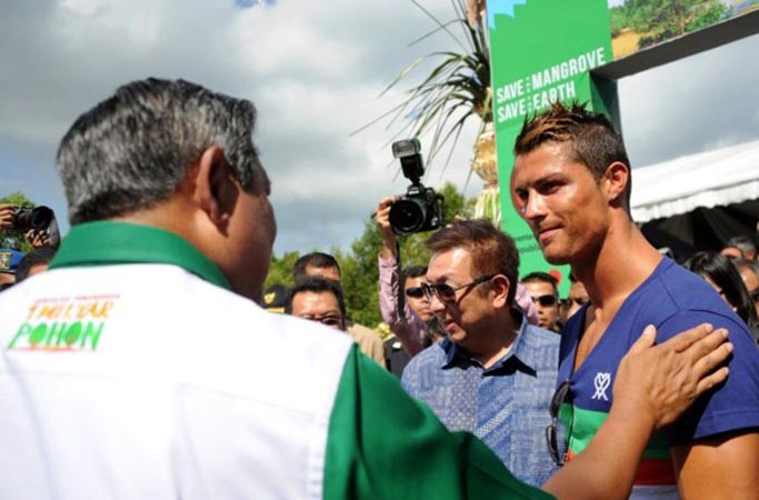 بالصور.. ميسي يحارب الملاريا بالسنغال ورونالدو يدافع عن الأشجار في بالي