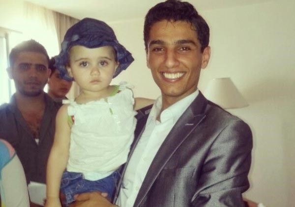 بالصور.. محمد عساف يلتقي أصغر مشجعاته .. ويتلقى هدية غريبة تنقله الى دبي!