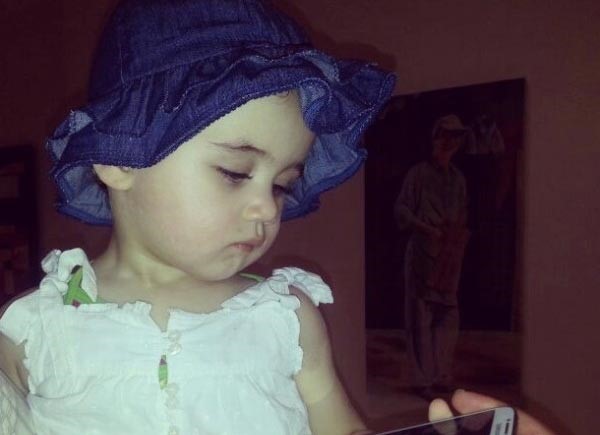 بالصور.. محمد عساف يلتقي أصغر مشجعاته .. ويتلقى هدية غريبة تنقله الى دبي!