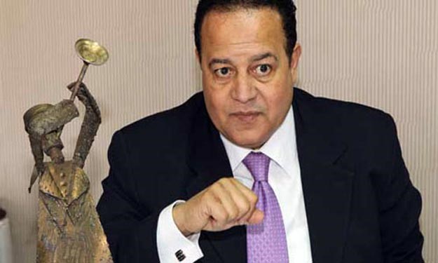بالفيديو.. إعلامي مصري يتقدم باستقالته على الهواء.. ويصف وزير الإعلام بـ"الفاشي"