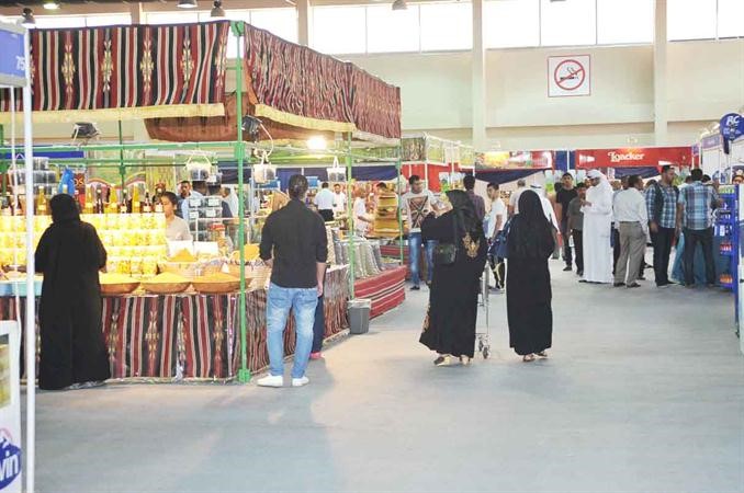  مستهلكون يتسوقون في معرض الاغذية الرمضانية﻿