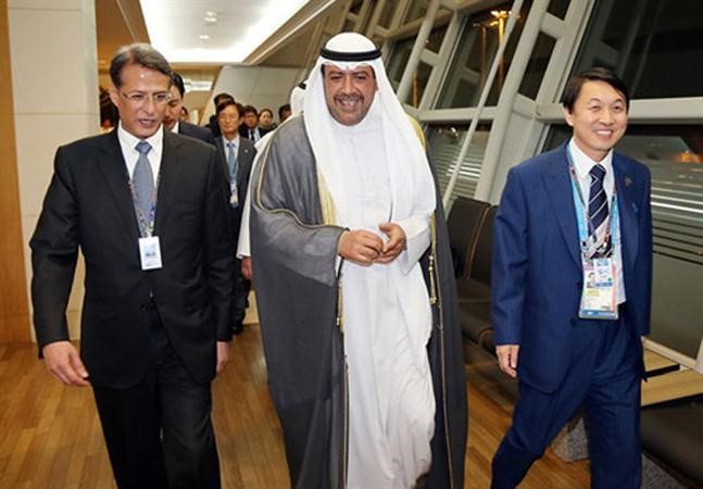 الشيخ احمد الفهد لحظة وصوله الى كوريا الجنوبية ﻿
