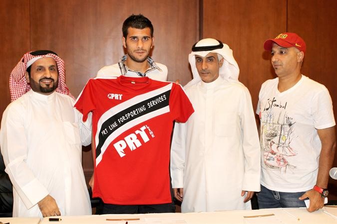 الفرنسي عبدالرحمن كابوس يتسلم الفانيلة من الهذال 