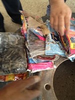 رجال الجمارك يستخرجون كميات الحشيش من اطار الشاحنة 