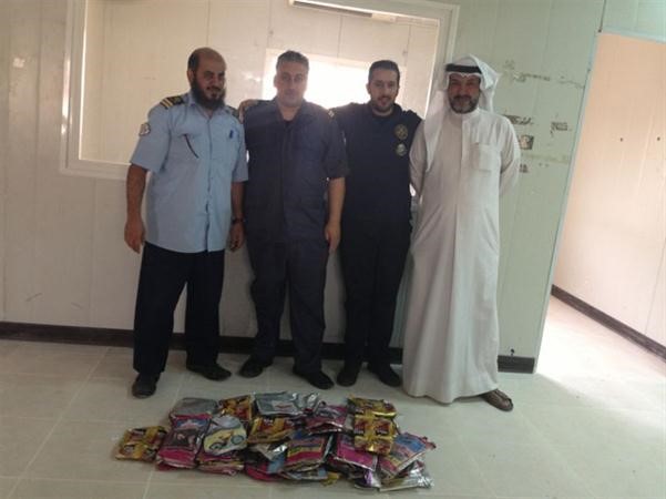 رجال الجمارك المشاركون في الضبطية من اليمين غازي العتيبي وعلي العباد وناصر المطرود ومحمد ناصر العجمي