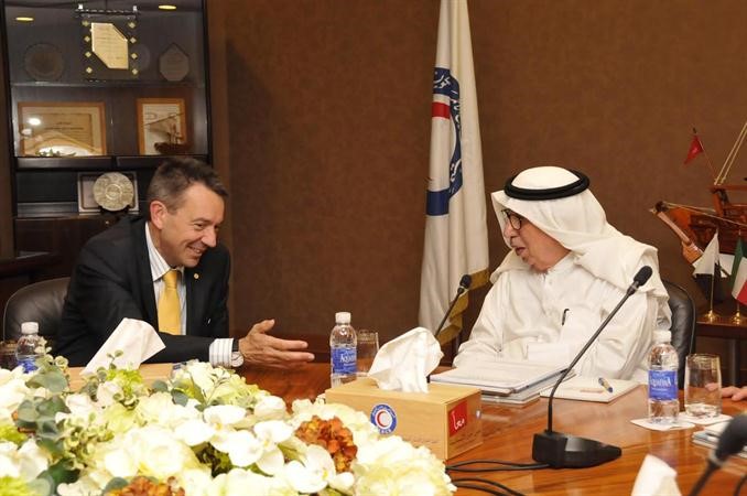 برجس البرجس اثناء لقائه رئيس اللجنة الدولية للصليب الاحمر بيتر ماورر﻿