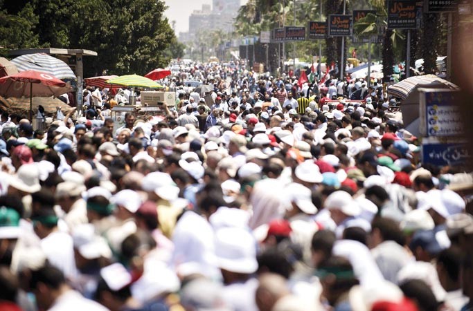 الالاف من الاسلاميين يتجمعون امام مسجد رابعة العدوية تاييدا للرئيس محمد مرسي امسافپ