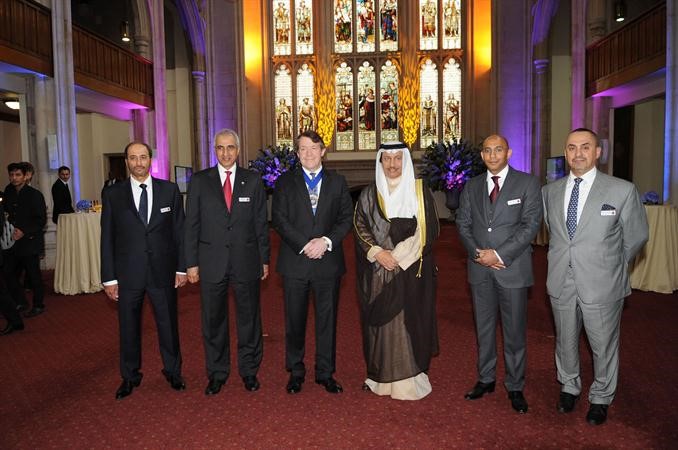  وسموه يتوسط عمدة لندن وبدر السعد وبعض المسؤولين