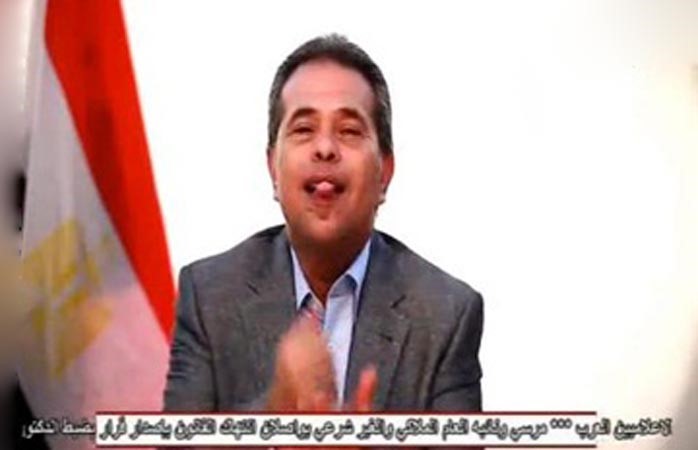 بالفيديو.. إعلامي يخرج لسانه للرئيس المصري بعد نجاحه في الهروب من الاستوديو قبل القبض عليه