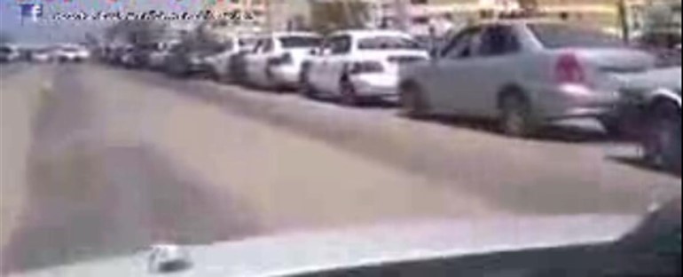 بالفيديو.. أطول طابور لانتظار البنزين.. وخفة دم المصريين للتعامل مع الأزمة 