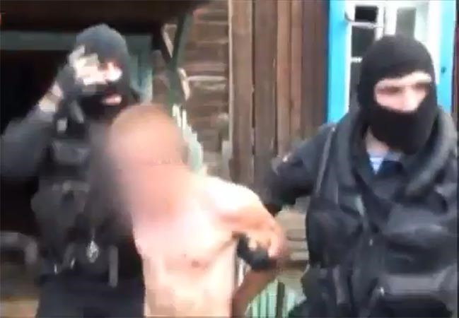  بالفيديو.. إلقاء القبض على خاطف رهينة روسية
