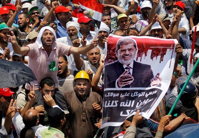انصار الرئيس المصري محمد مرسي خلال تجمعهم امام مسجد رابعة العدوية امس	افپ﻿