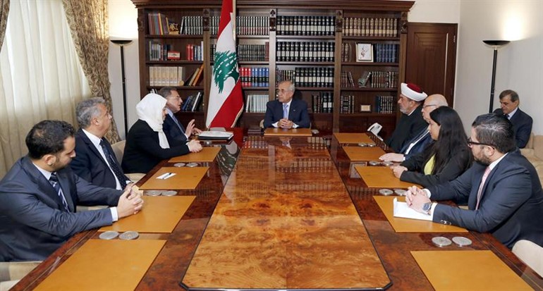 النائبان فؤاد السنيورة وبهيةالحريري يسلمانالرئيس ميشال سليمانمذكرة لاحالة ملف صيدا للمجلس العدلي محمود الطويل