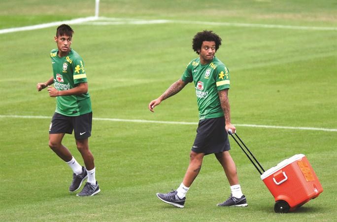 نجما منتخب البرازيل نيمار ومارسيلو يترقبان المواجهة المرتقبة اليوم رويترز