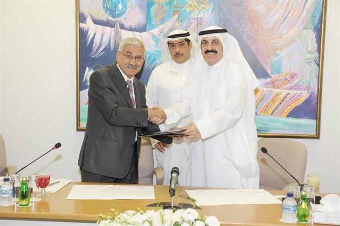 د عدنان شهاب الدين ود يعقوب الرفاعي اثناء توقيع الاتفاقية