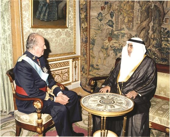  العاهل الاسباني الملك خوان كارلوس الاول خلال استقباله السفير عادل العيار ﻿