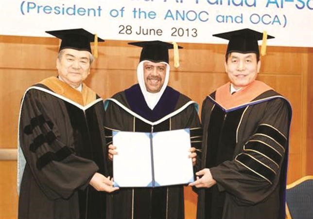 الشيخ احمد الفهد يتسلم شهادة الدكتوراه الفخرية في العلوم السياسية من جامعة اينها﻿