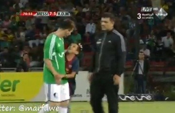 بالفيديو.. طفل يقتحم الملعب لمصافحة ميسي خلال مباراة "موقعة النجوم"