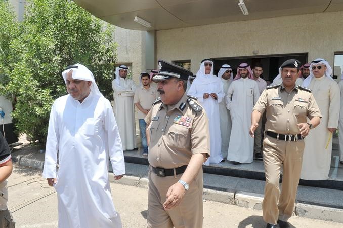 الفريق غازي العمر يتفقد ادارة الانتخابات وبجواره مدير الادارة علي مراد﻿