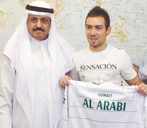 المحترف الجديد داميان ليزيو يرفع فانيلة العربي الى جانب عبدالرزاق المضف﻿