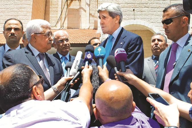 وزير الخارجية الاميركي جون كيري متحدثا للصحافيين بعد لقاء الرئيس محمود عباس في رام الله 	رويترز﻿