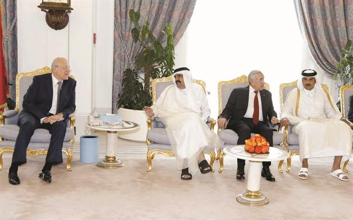 صاحب السمو امير قطر الشيخ تميم بن حمد وصاحب السمو الامير الوالد الشيخ حمد بن خليفة خلال استقبالهمارئيسي الجمهورية اللبنانية ميشال سليمان والحكومة نجيب ميقاتي في الدوحة امس								محمود الطويل﻿