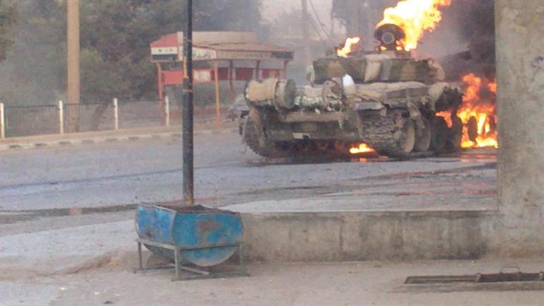 صورة بثتها الثورة السورية لدبابة تابعة للنظام دمرها الثوار في البحدلية بالغوطة الشرقية لدمشق امس 