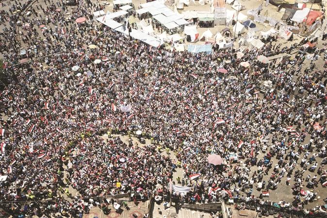 معارضو الرئيس مرسي يتجمعون في ميدان التحرير امس ا ف پ