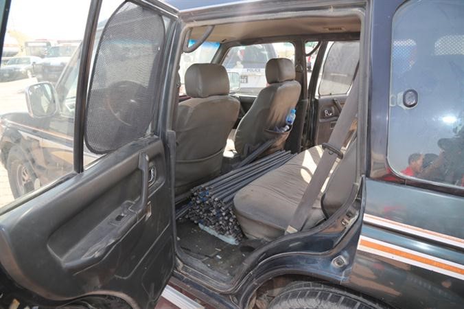 حديد مسروق داخل مركبة خاصة﻿