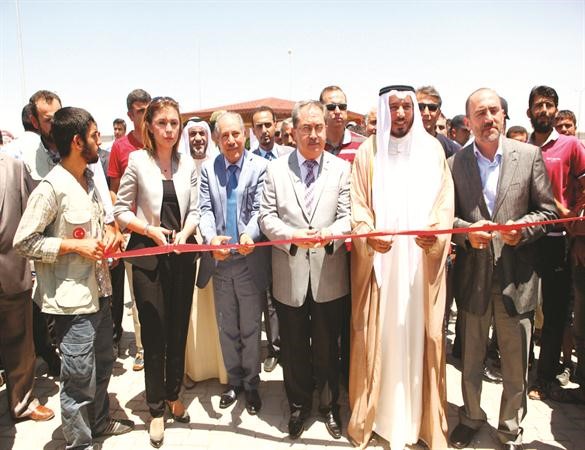 د عبدالله المعتوق يقص شريط افتتاح القرية﻿