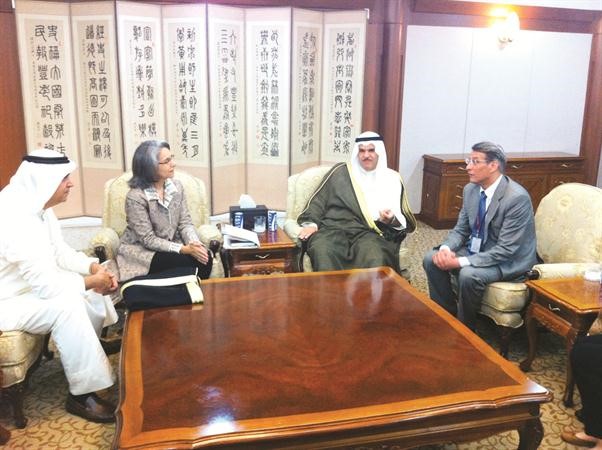 الشيخ سلمان الحمود والشيخة حصة الصباح اثناء وصولهما الى سيئول
