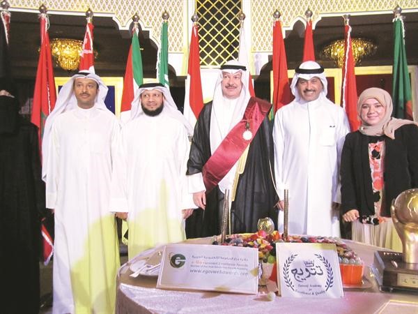 مدير عام الجهاز المركزي لتكنولوجيا المعلومات بدولة الكويت عبد اللطيف السريع يتوسط مسؤولي جهات حكومية كويتية فائزة بجوائز درع الحكومة الالكترونية ضمن جوائز اكاديمية تتويج لجوائز التميز في المنطقة العربية ﻿