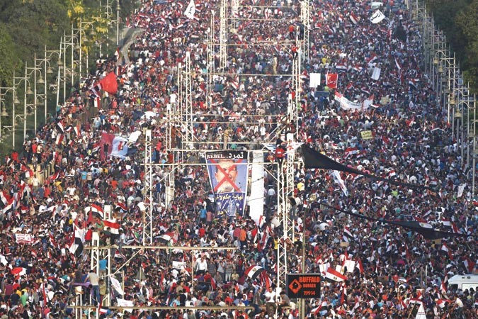 معارضو الرئيس مرسي يتجمعون امام القصر الرئاسي امس اپ