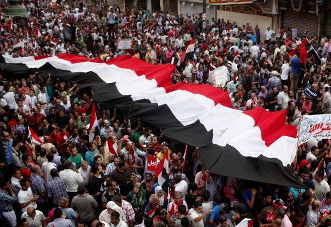 رفع العلم المصري احتجاجا على حكم الاخوان
