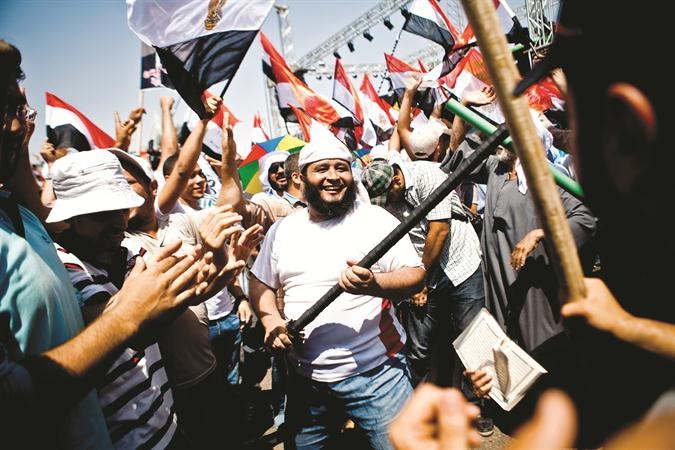 مؤيدو الرئيس مرسي يرقصون بالعصي على انغام انشودة اسلامية امس ا پ