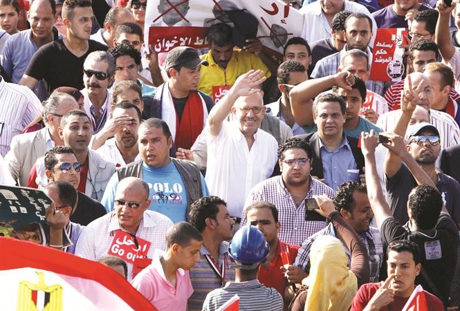 محمد البرادعي المعارض المصري البارز يقود احدى المسيرات في طريقه الى ميدان التحرير امس ا پ