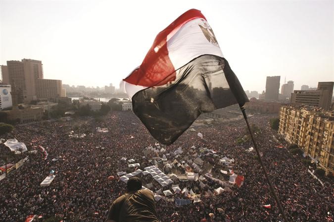 معارضو الرئيس مرسي خلال تظاهراتهم في ميدان التحرير امس رويترز