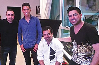 راشد الماجد يستقبل محمد عساف في بيته