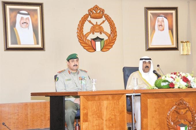 الشيخ مشعل الاحمد ملقيا كلمته بحضور اللواء الركن مهاشم الرفاعي