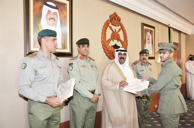الشيخ مشعل الاحمد مكرما احد الضباط