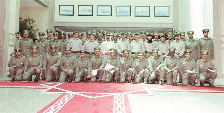 الشيخ مشعل الاحمد واللواء الركن مهاشم الرفاعي وعدد من قيادات الحرس في صورة تذكارية مع الضباط الخريجين